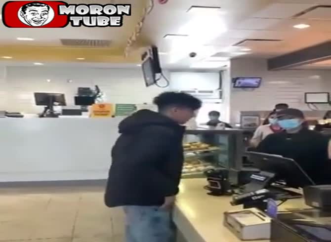 Video :McDonald's makes a mistake in his order, he breaks everything and attacks the staff